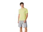 Man draagt een lichtgroen T-shirt en grijze shorts van HKMX.