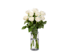 Buquê de rosas brancas em um vaso de vidro.
