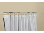 Cortinas Livarno® num varão com padrão branco e cinzento.