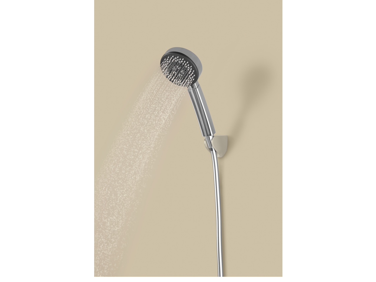 Livarno tuš glava s uključenim mlazom vode.