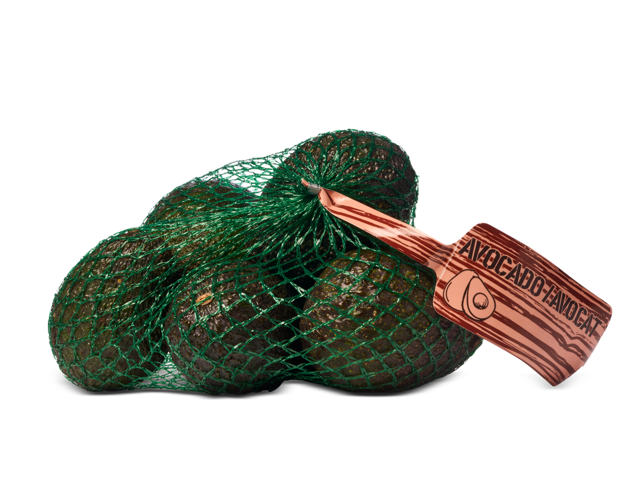 Avocado's in een groen netzakje met een houten 'Avocado-Avocat' label.
