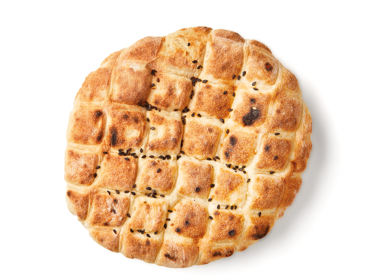 Ein rundes, gegrilltes Fladenbrot mit Sesamkörnern.