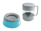 Eine faltbare Hunde-Trinkflasche und -Napf in Hellblau und Grau.