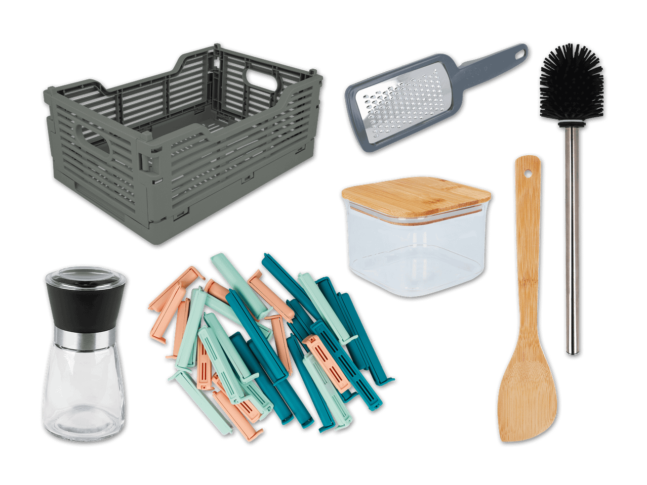 Graue Faltbox, Reibe, Toilettenbürste, Gewürzmühle, Frischhalteklammern und Holzspatel.