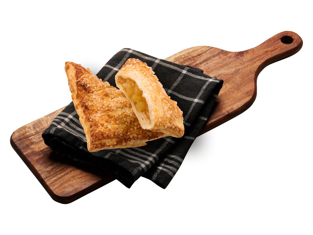 Äppelpajer på en träbricka.