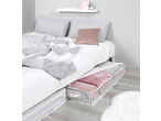 Caixa de arrumação W5 debaixo da cama com cobertores rosa num quarto.