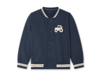Dunkelblaue Kinder-Collegejacke mit Traktor-Applikation und weißen Streifen.