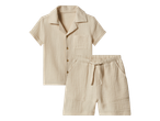 Bež komplet za dječake: košulja kratkih rukava i kratke hlače od muslina.