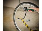 Manometru digital pentru anvelope Parkside, utilizat pentru umflarea unei anvelope de bicicletă
