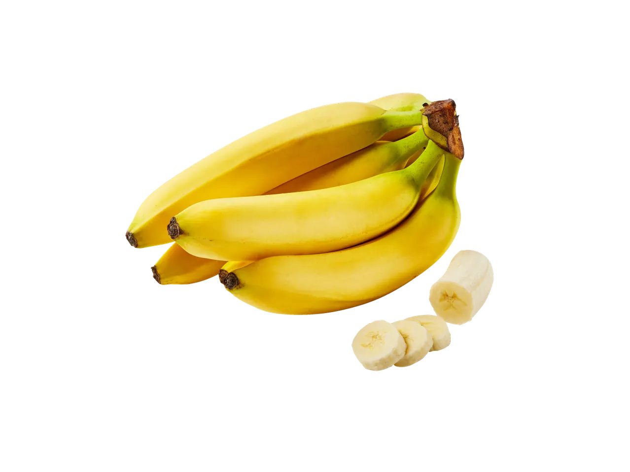 Een tros gele bananen met enkele gesneden plakjes.