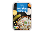 Опаковка с европейска салата, картофи, краставички, царевица и сос.