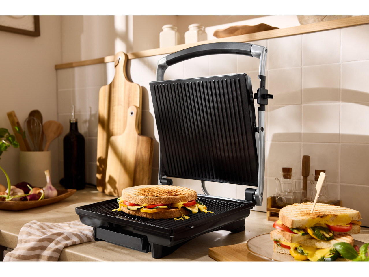 Grelhador de contacto Silvercrest® com sanduíches tostadas numa cozinha.