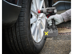 Uma pessoa usa uma chave de impacto sem fio PARKSIDE PERFORMANCE de 1/2' para trocar um pneu de carro.