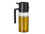 Стъклена бутилка за олио със спрей помпа и черна дръжка, пълна с маслиново масло.