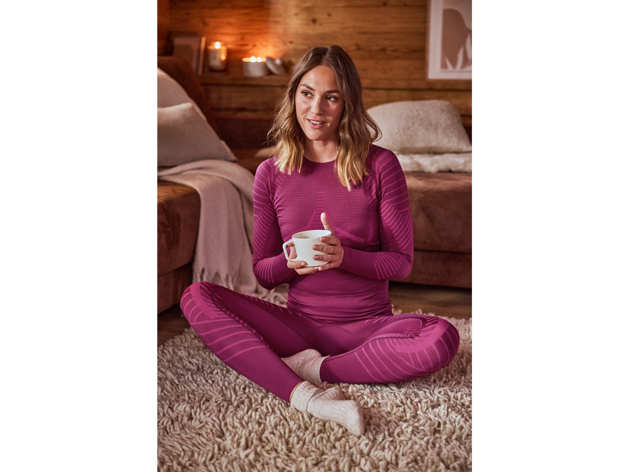 Naine CRIVIT termopesus istub vaibal, joob kruusist.