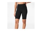 Woman wearing black ribbed cycling shorts.