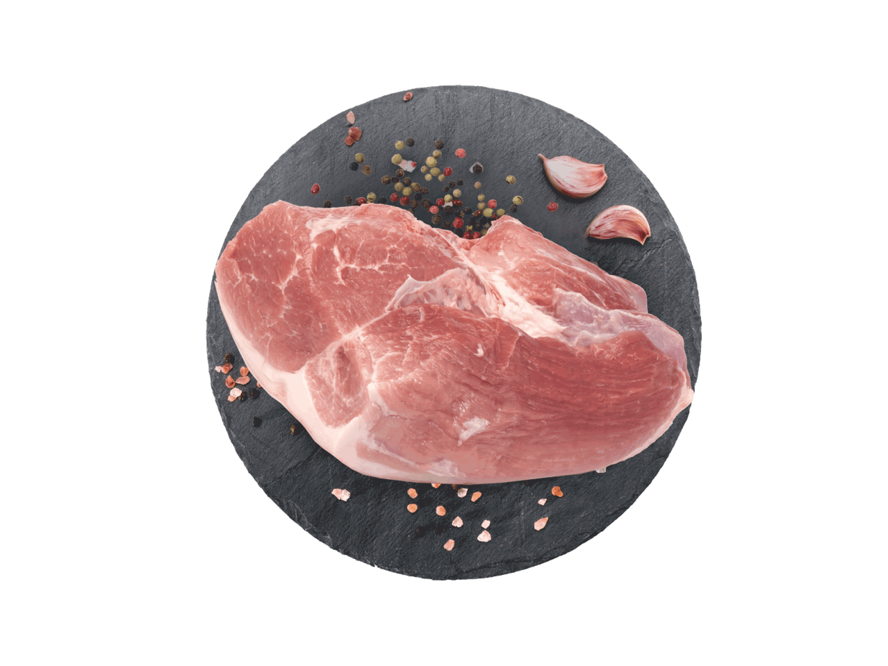 Šviežia kiaulienos sprandinė su pipirais, druska ir česnaku ant juodos lentelės.