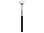 Un răzuitor de spate telescopic din metal cu mâner negru.