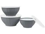 Trīs pelēkas maisīšanas bļodas ar baltiem vākiem, viena atvērta ar šķidrumu.