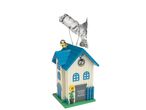 Une jolie maisonnette pour oiseaux en bois, décorée de bleu et de blanc, avec un morceau d'écorce de bouleau accroché au-dessus.