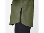 Camisa de linho verde-oliva com fenda central.