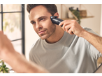 Homem a aparar o cabelo com um aparador de cabelo CIEN BEAUTY