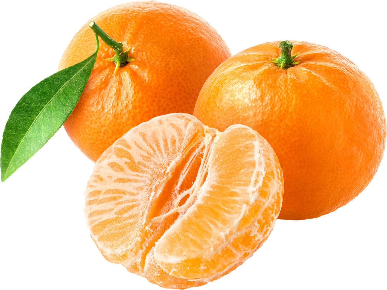 Två hela mandariner, varav en med blad, och en skalad mandarin på svart bakgrund.