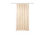 En beige badeforhæng med et geometrisk mønster hængende på en sølvstang.