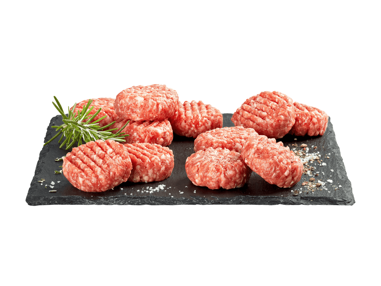 Pâtés de viande hachée crue avec romarin, sel et poivre sur une planche en ardoise.