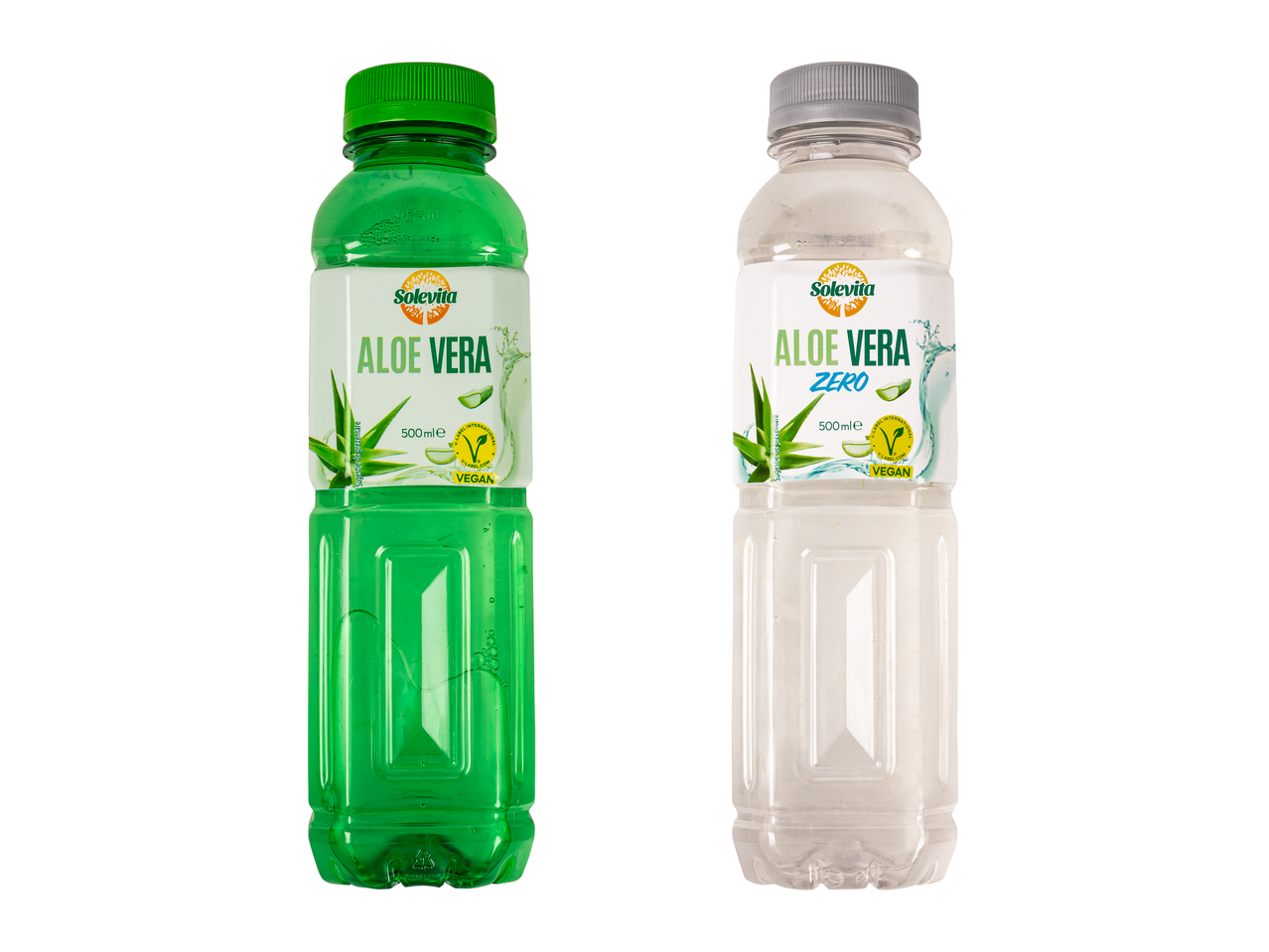 Două sticle de băutură cu aloe vera, una verde și una transparentă, ambele vegane.