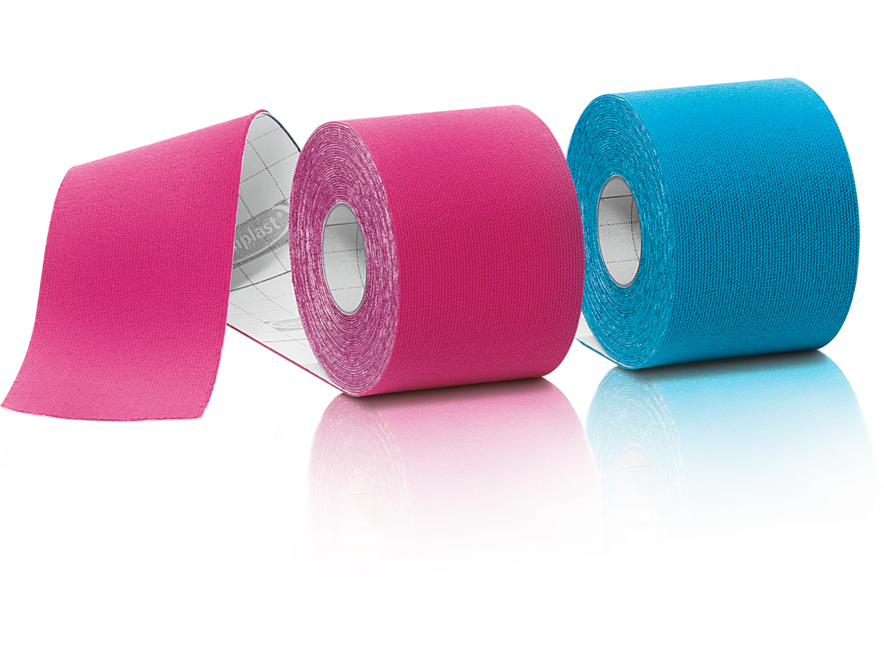 Dois rolos de fitas de cinesiologia sensiplast®, uma rosa e uma azul, com reflexos.