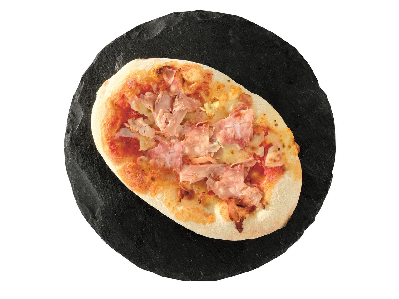 Mini pizza cu șuncă și brânză pe o farfurie rotundă de ardezie.