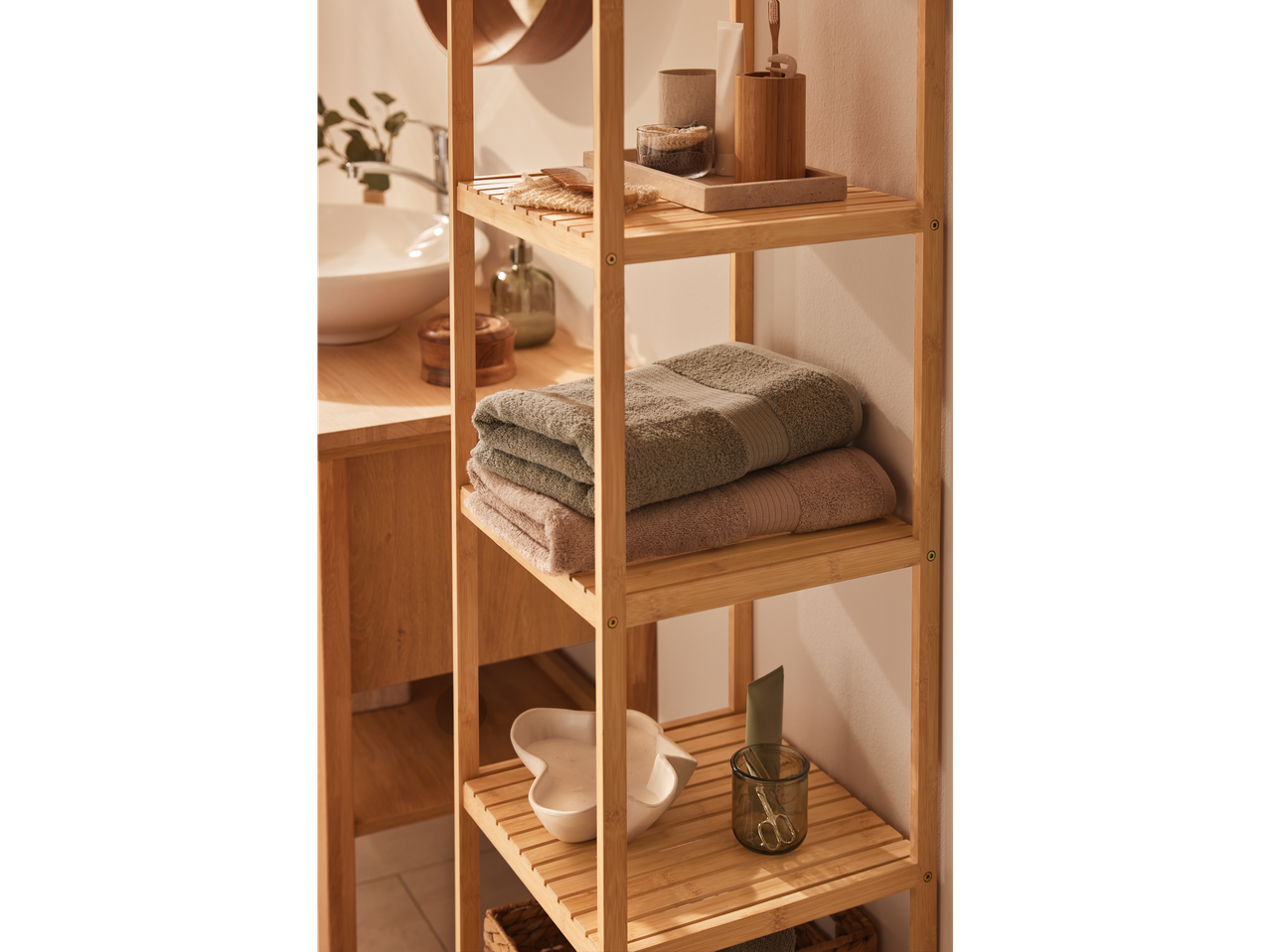 Een elegant bamboe rek voor de badkamer, met handdoeken, accessoires en persoonlijke verzorgingsproducten.