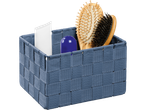 Cesta azul de vime com escovas de cabelo e tubo de creme.