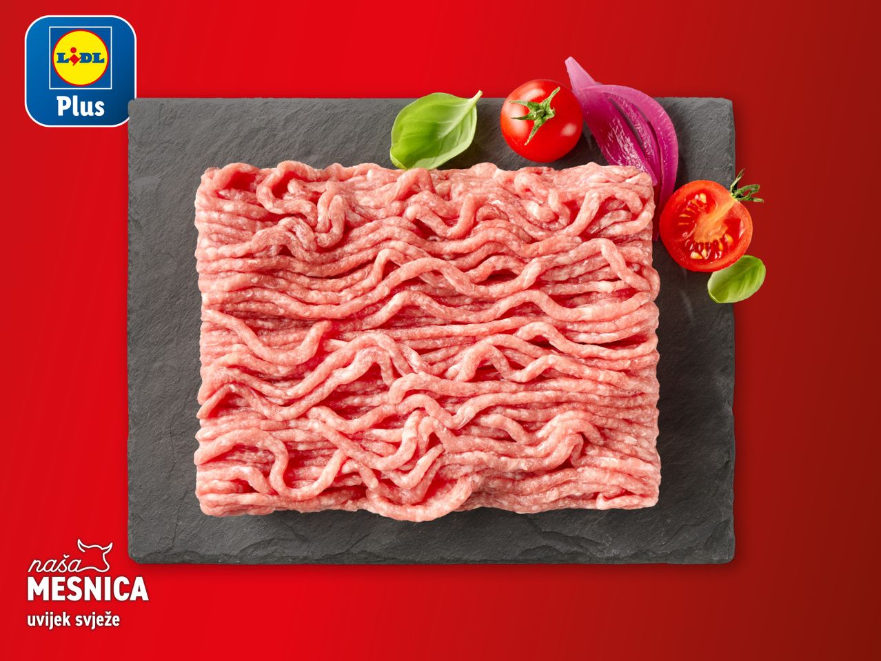 Lidl Plus svježe mljeveno meso na crnoj podlozi s rajčicama i lukom.