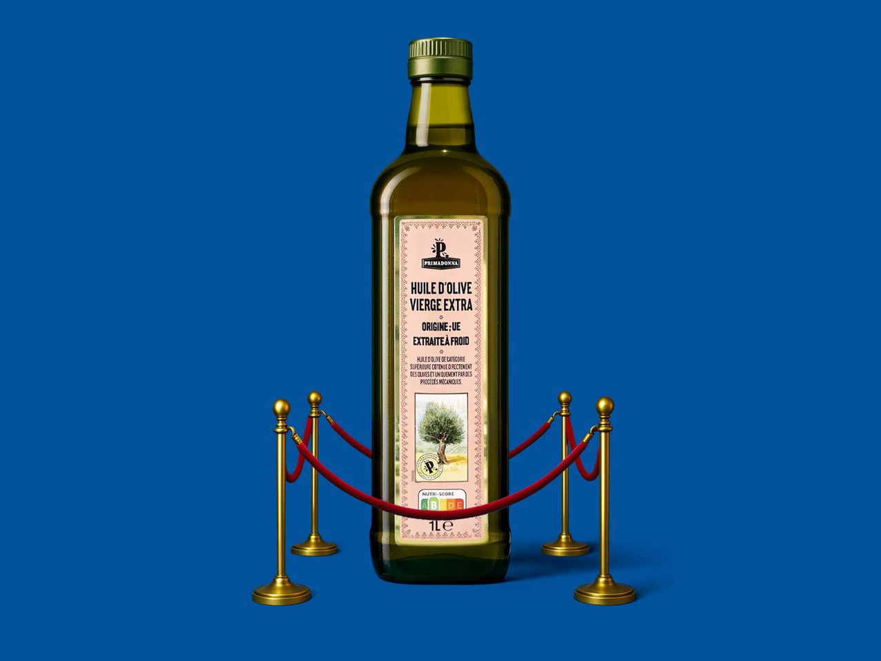 Bouteille d'huile d'olive extra vierge Primadonna, mise en valeur par des poteaux de velours rouges.