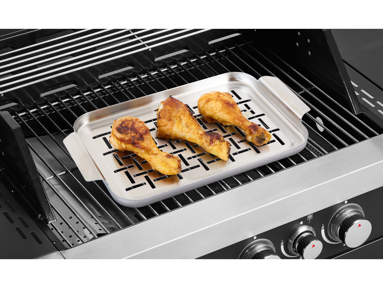 Grillmeister placă de grătar cu pulpe de pui pe un grătar cu gaz.