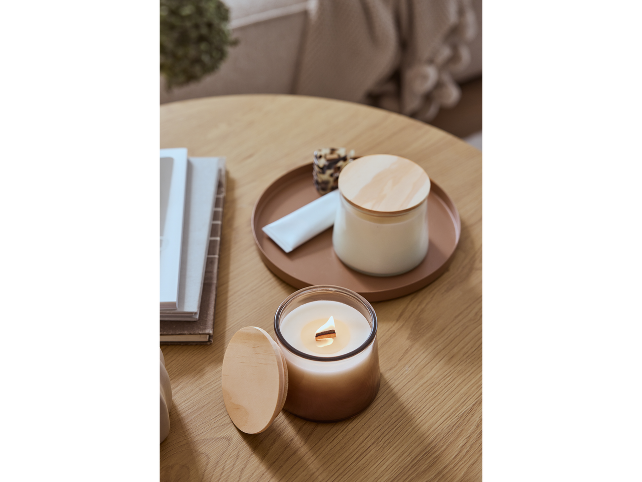 Livarno Duftkerze im Glas mit Holzdocht auf Holztisch.