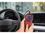 Persoană utilizând dispozitivul de diagnosticare ULTIMATE SPEED® OBD 2 într-o mașină.