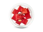 Verse watermeloenblokjes op een bord met voedingswaarden en Nutri-Score A.