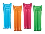 Fire farverige oppustelige luftmadrasser i blå, orange, pink og grøn.