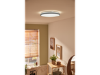 Elegante e moderna luminária de teto em um banheiro.
