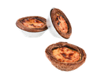 Três pastéis de nata, dois em formas de alumínio e um sem, sobre um fundo preto.