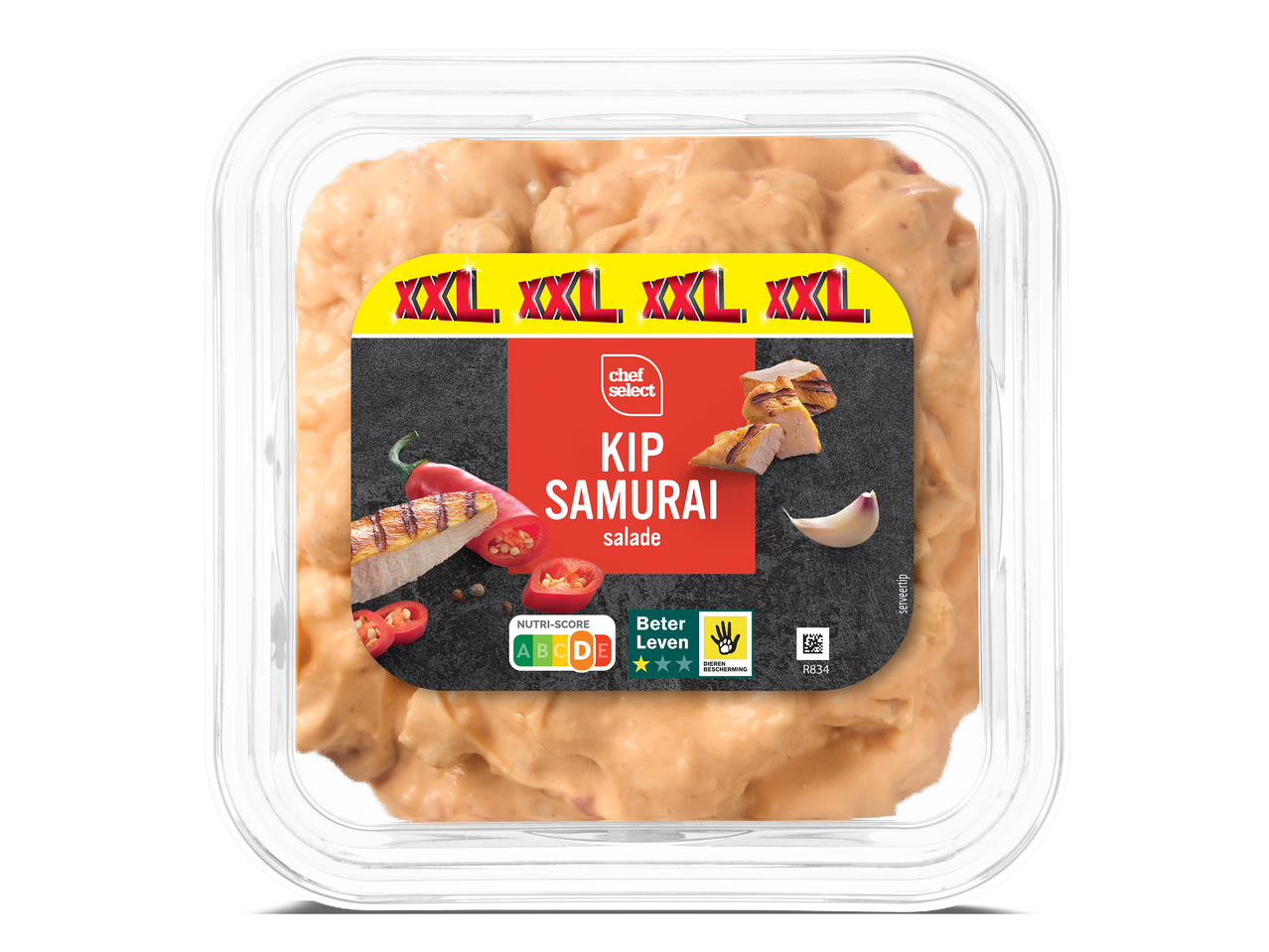 Een bakje kipsalade samurai met een XXL-label, Nutri-Score D en Beter Leven keurmerk.