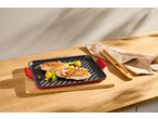 Placa de grelha de ferro fundido SILVERCREST com frango grelhado e vegetais numa bancada de madeira.