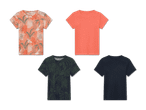 Vier T-Shirts, zwei mit tropischem Muster und zwei einfarbig.