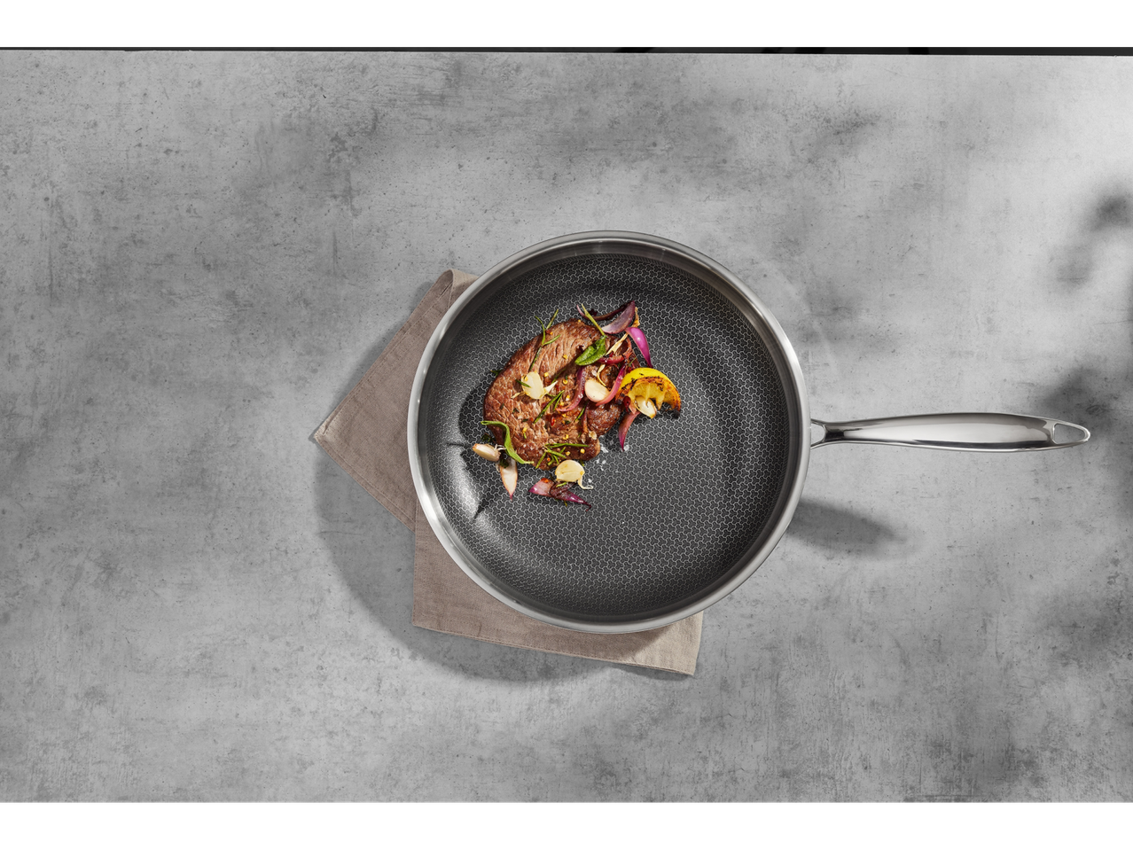 Roostevabast terasest pann grilli-steigi ja garneeringuga.