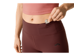 Femeie cu leggings sport roșii și top