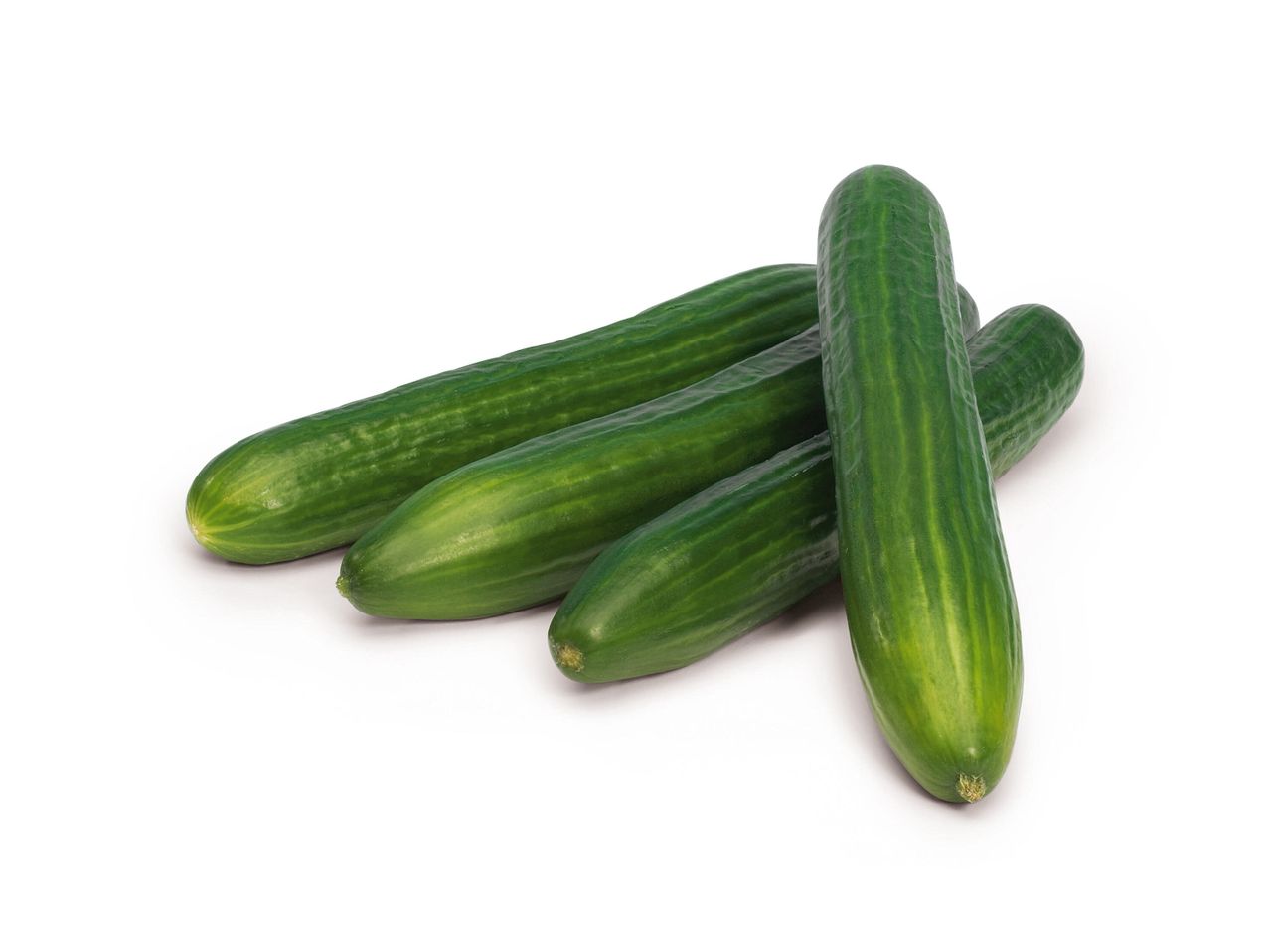 Patru castraveți proaspeți.