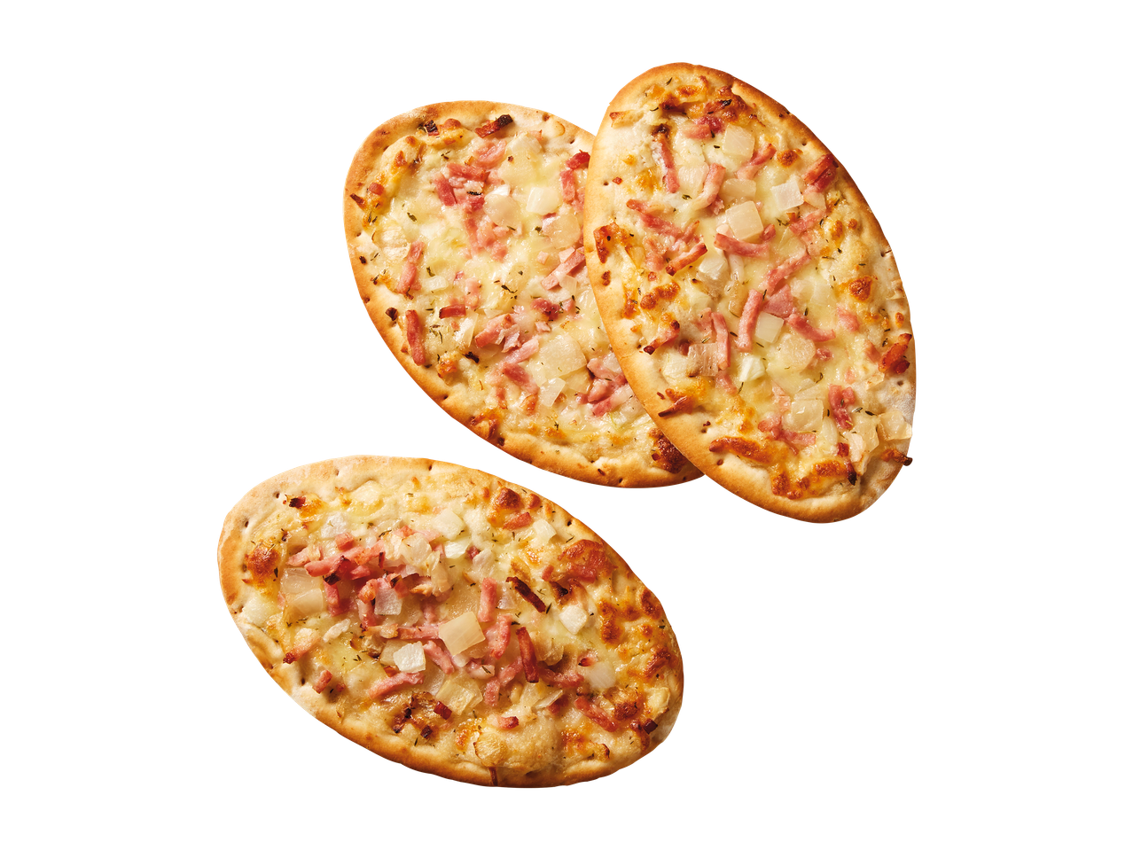 Kolme soikeaa pizzapohjaa, joissa on pekonia, sipulia ja juustoa mustalla taustalla.